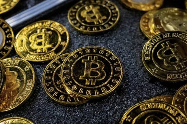 Bitcoin chạm mốc 100.000 USD